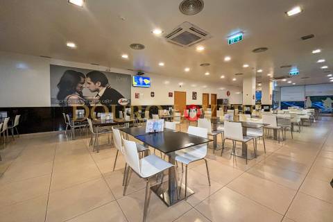 Estabelecimento comercial com luz direta, localizado na zona de Ramalde