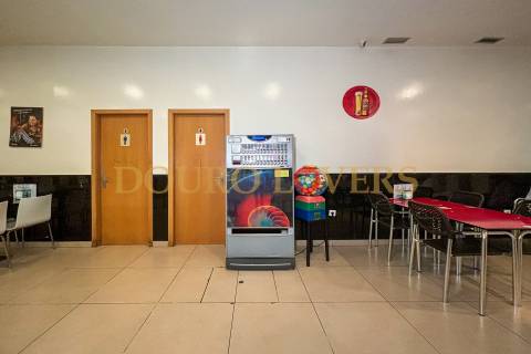 Estabelecimento comercial com luz direta, localizado na zona de Ramalde