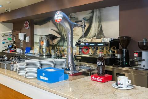 Estabelecimento comercial com luz direta, localizado na zona de Ramalde