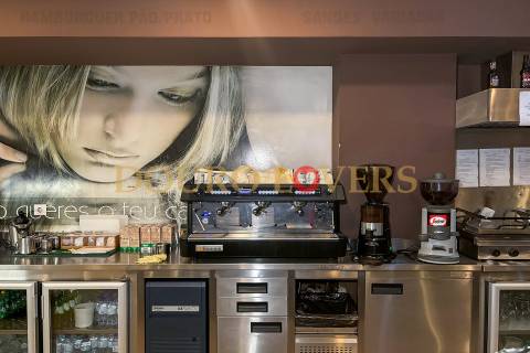 Estabelecimento comercial com luz direta, localizado na zona de Ramalde