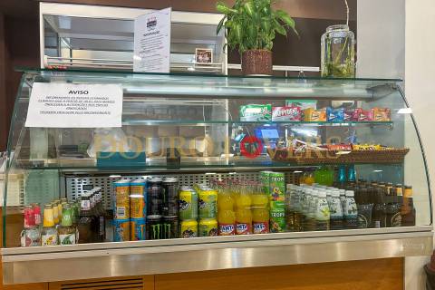 Estabelecimento comercial com luz direta, localizado na zona de Ramalde