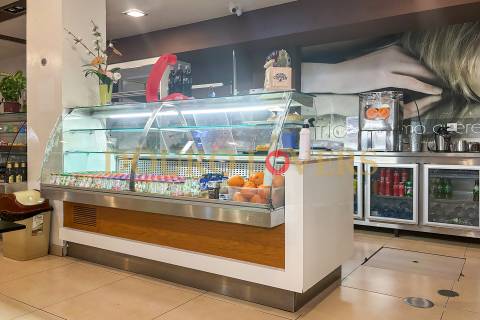 Estabelecimento comercial com luz direta, localizado na zona de Ramalde