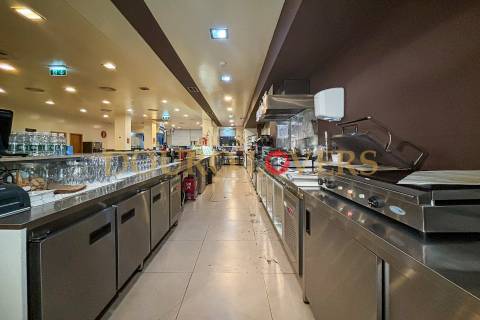 Estabelecimento comercial com luz direta, localizado na zona de Ramalde