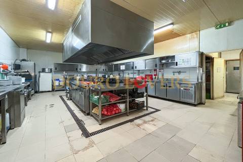 Estabelecimento comercial com luz direta, localizado na zona de Ramalde