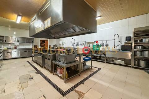 Estabelecimento comercial com luz direta, localizado na zona de Ramalde