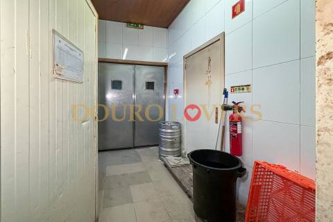 Estabelecimento comercial com luz direta, localizado na zona de Ramalde