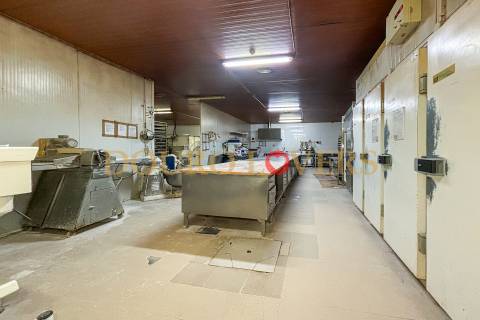 Estabelecimento comercial com luz direta, localizado na zona de Ramalde