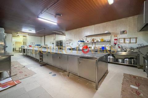 Estabelecimento comercial com luz direta, localizado na zona de Ramalde