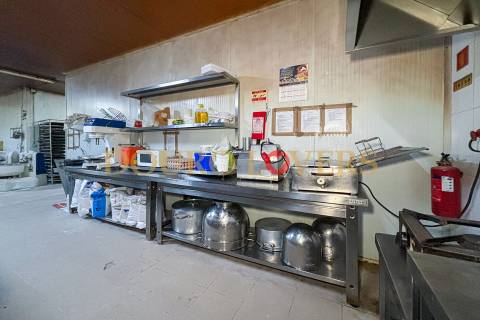 Estabelecimento comercial com luz direta, localizado na zona de Ramalde