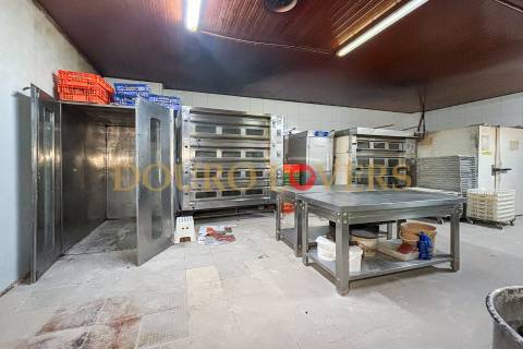 Estabelecimento comercial com luz direta, localizado na zona de Ramalde