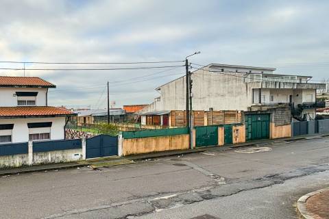 Terreno urbano em Santa Cruz do Bispo, Matosinhos