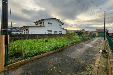 Terreno urbano em Santa Cruz do Bispo, Matosinhos