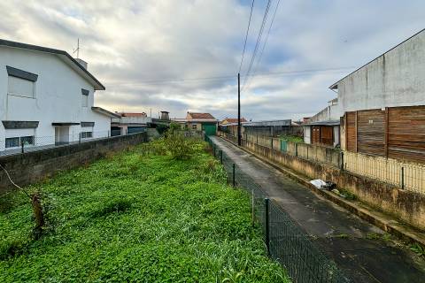 Terreno urbano em Santa Cruz do Bispo, Matosinhos