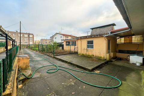 Terreno urbano em Santa Cruz do Bispo, Matosinhos