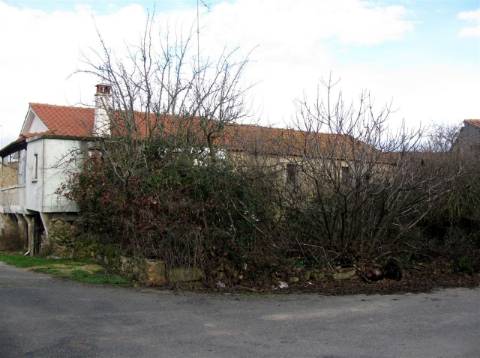 Construções rústicas para restauro, Duas Igrejas