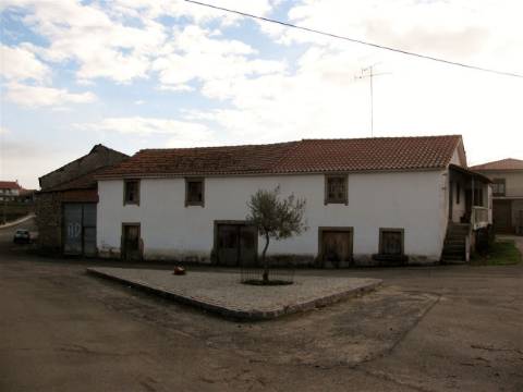 Construções rústicas para restauro, Duas Igrejas