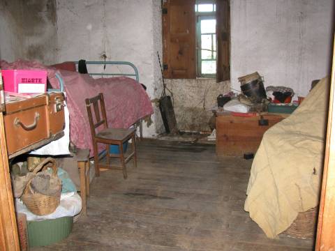 Construções rústicas para restauro, Duas Igrejas