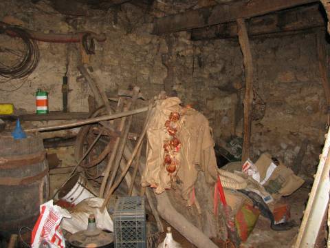 Construções rústicas para restauro, Duas Igrejas