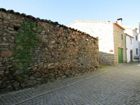 Moradia para Restaurar, Picote, Miranda do Douro
