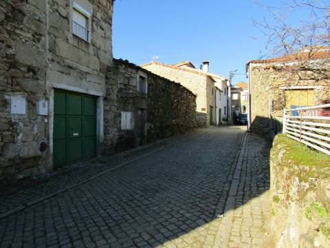 Moradia para Restaurar, Picote, Miranda do Douro