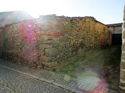 Moradia para Restaurar, Picote, Miranda do Douro