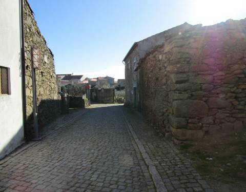 Moradia para Restaurar, Picote, Miranda do Douro