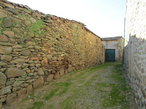 Moradia para Restaurar, Picote, Miranda do Douro