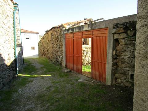 Moradia para Restaurar, Picote, Miranda do Douro