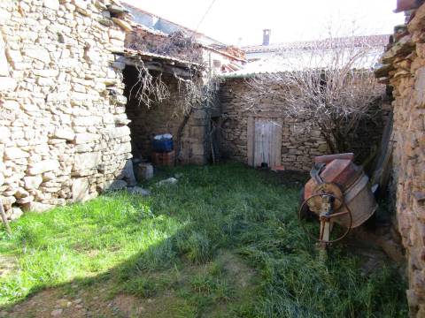 Moradia para Restaurar, Picote, Miranda do Douro