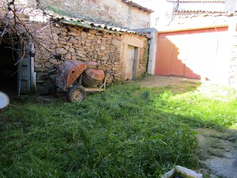 Moradia para Restaurar, Picote, Miranda do Douro