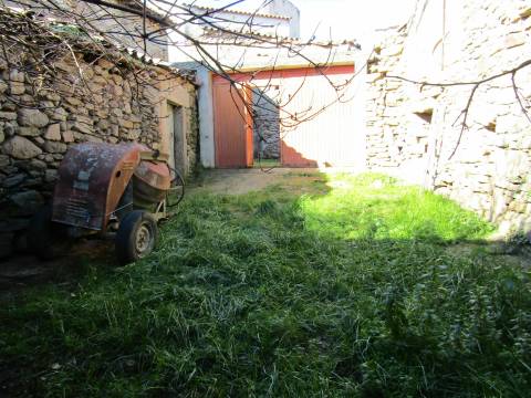 Moradia para Restaurar, Picote, Miranda do Douro