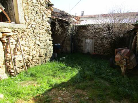 Moradia para Restaurar, Picote, Miranda do Douro