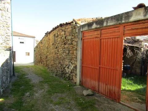 Moradia para Restaurar, Picote, Miranda do Douro