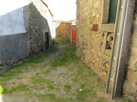 Moradia para Restaurar, Picote, Miranda do Douro