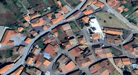 Moradia para restaurar com terreno em S. Martinho de Angueira