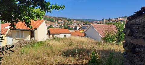 Moradia para restaurar com terreno em S. Martinho de Angueira