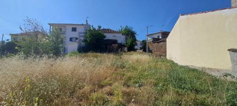 Moradia para restaurar com terreno em S. Martinho de Angueira