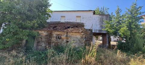 Moradia para restaurar com terreno em S. Martinho de Angueira