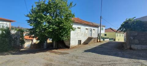 Moradia para restaurar com terreno em S. Martinho de Angueira
