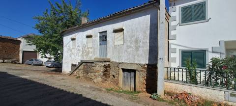 Moradia para restaurar com terreno em S. Martinho de Angueira