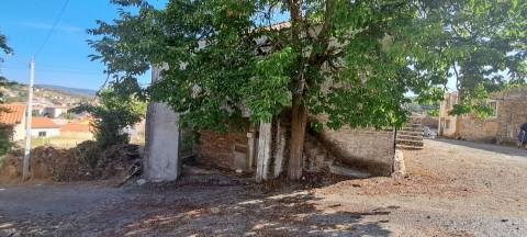 Moradia para restaurar com terreno em S. Martinho de Angueira