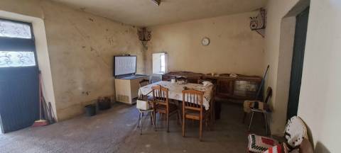 Moradia para restaurar com terreno em S. Martinho de Angueira