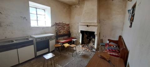 Moradia para restaurar com terreno em S. Martinho de Angueira