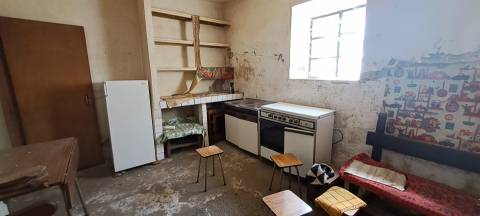 Moradia para restaurar com terreno em S. Martinho de Angueira