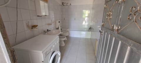 Moradia para restaurar com terreno em S. Martinho de Angueira