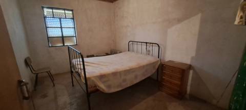 Moradia para restaurar com terreno em S. Martinho de Angueira