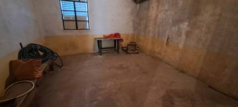 Moradia para restaurar com terreno em S. Martinho de Angueira