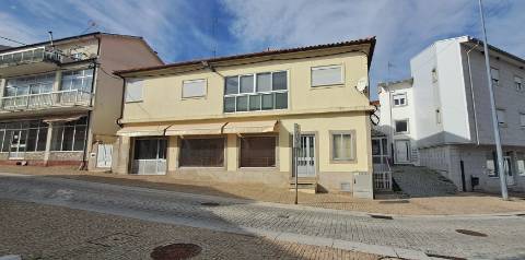 Moradia T5 com garagem e jardim em Miranda do Douro