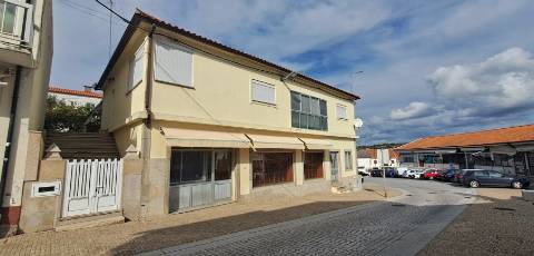 Moradia T5 com garagem e jardim em Miranda do Douro