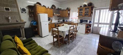 Moradia T5 com garagem e jardim em Miranda do Douro